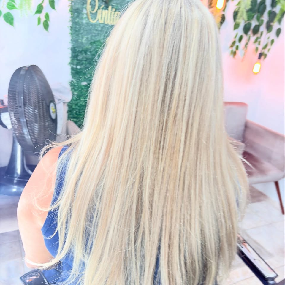 Cabelo loiro longo resultado da Cíntia Ostrochi