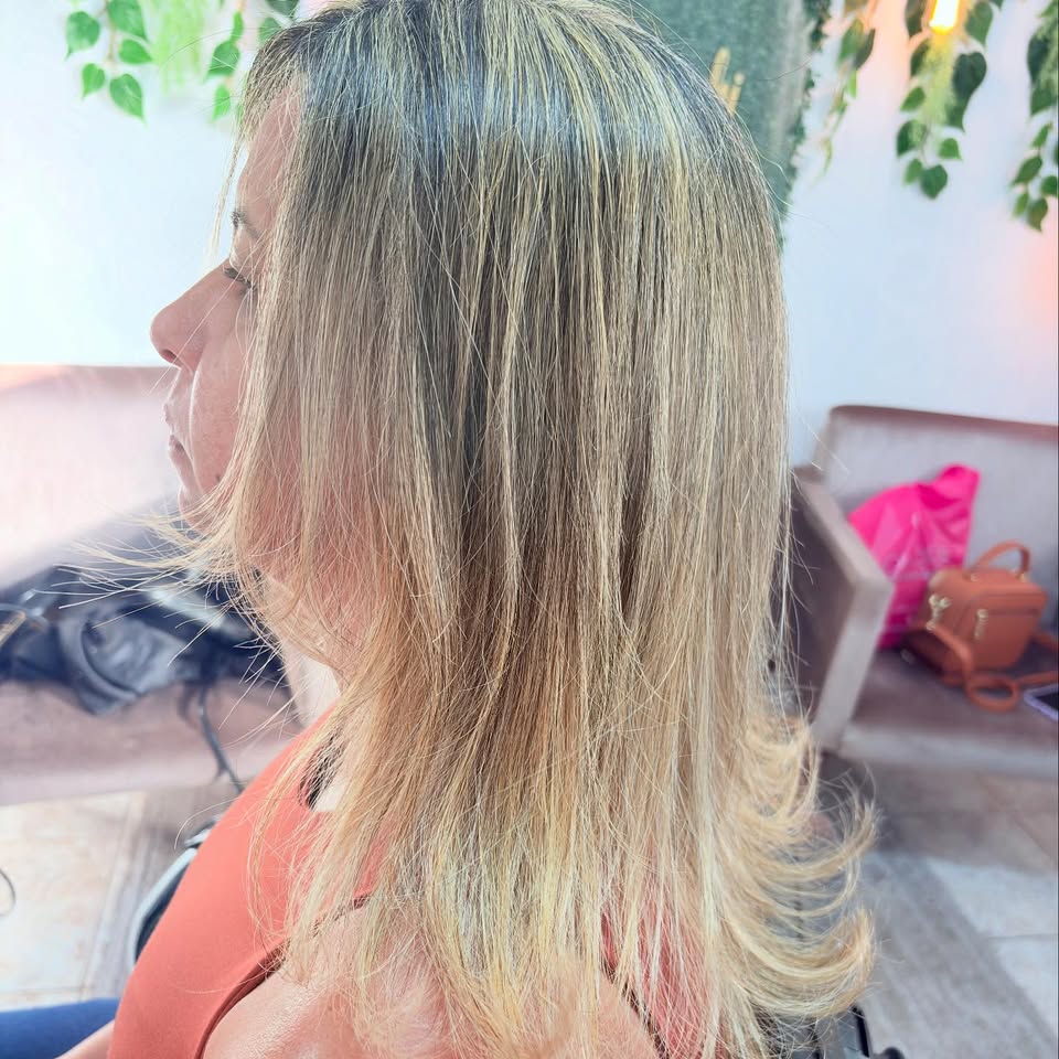 Cabelo com mechas e franja